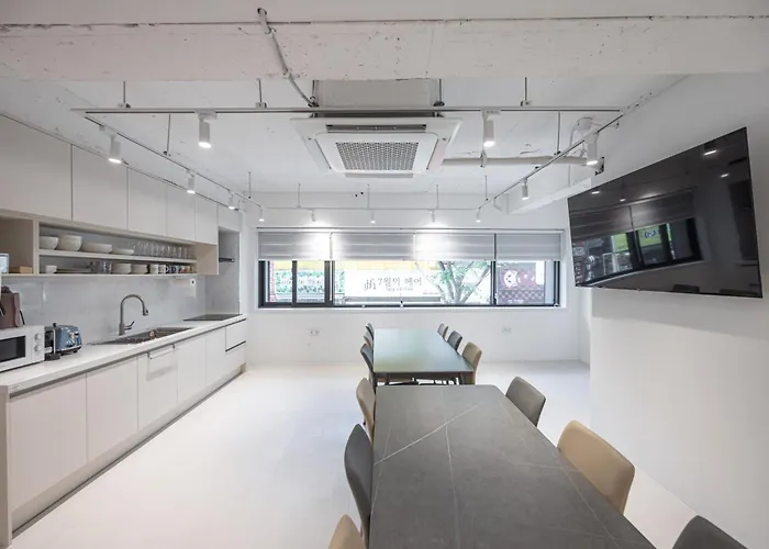 2F 4Bathrooms, 9Beds, 7-16 Persons Team