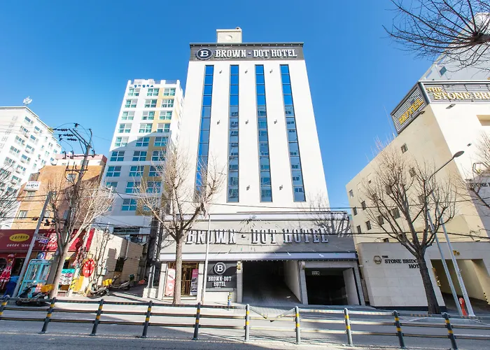 Brown Dot Hotel Minam
