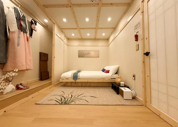 Golmok Stay - Korea Traditional Sytle Villa, Hanbok Experience , Nampo,Night Market Walk 5 Minute