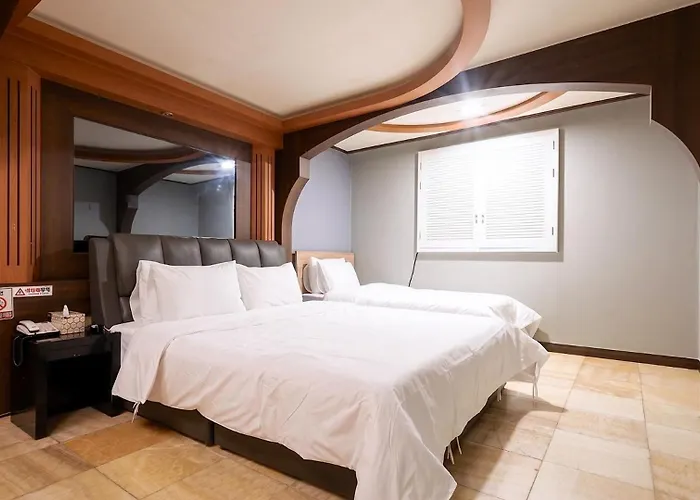 Hotel Sky Busan Deokcheon Station