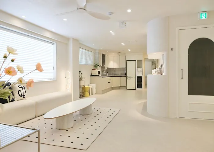 #2 Jeonpo Station House 4Br, 2Ba Sleeps 16