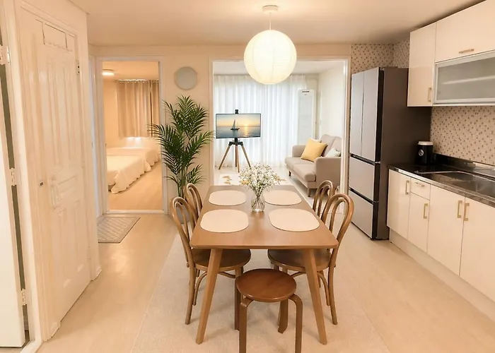 Cozy Family House Near Nampo Station, Parking Available, Yeongdo Entrance